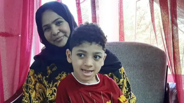 Bi Sharifa akiwa na mwanawe Ali anayeugua ugonjwa ambao haujulikani jina