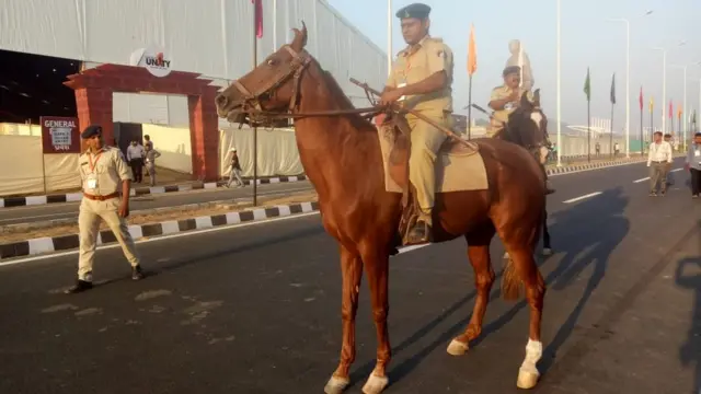 ઘોડેશ્વાર પોલીસની તસવીર