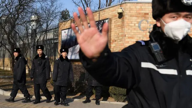 Policía china en la embajada de Canadá, diciembre de 2018.