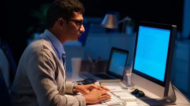 काम करता व्यक्ति