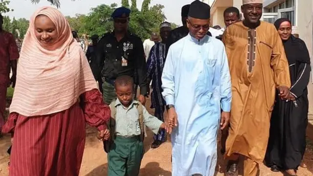 Nasir El-Rufai wit im pikin dey waka enta school