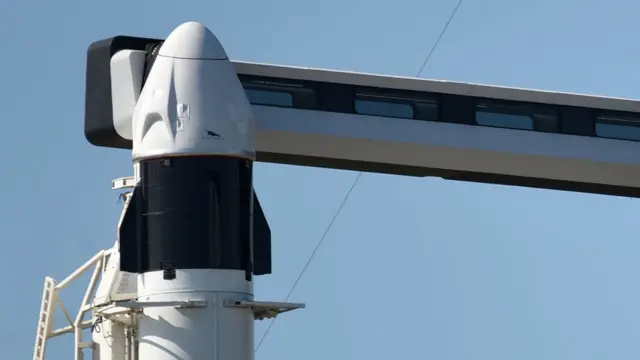 যাত্রার আগে ফ্যালকন রকেটের মাথায় বসানো ক্রু ড্রাগন