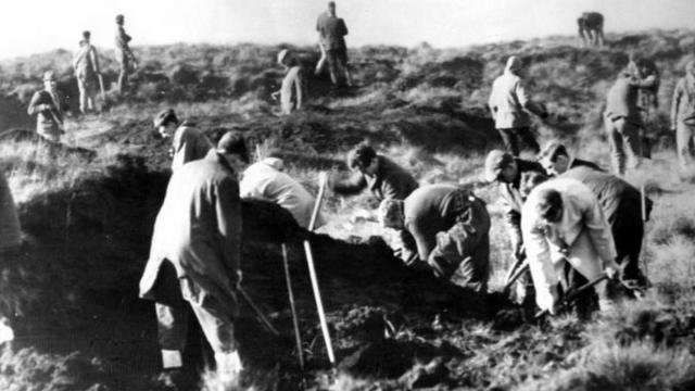 Полиция ищет тело на пустоши Сэддлворт в 1965 году