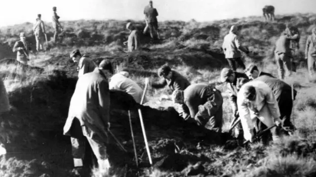 Полиция ищет тело на пустоши Сэддлворт в 1965 году