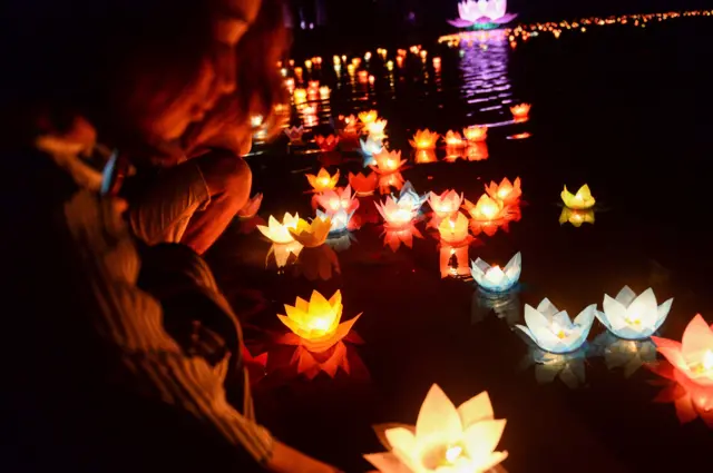จุดเทียนแล้ว ลอยกระทงในทะเลสาบขนาดใหญ่
