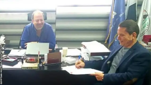 Eez Eldin Bahder (right) signs his contract