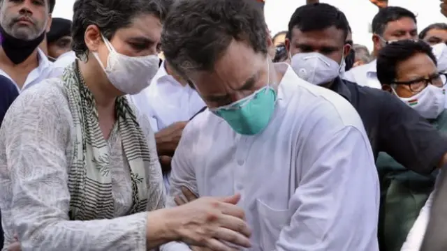 සිය සොයුරිය ප්රියංකා ගාන්ධි ඇතුළු පිරිසක් සමගින් හත්රස් නගරය කරා ගිය පා ගමන අතරතුර රාහුල් ගාන්ධි ඇදවැටිණි