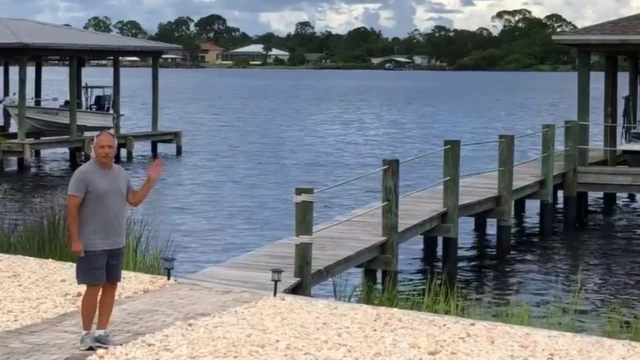 호수 앞의 톰 롱