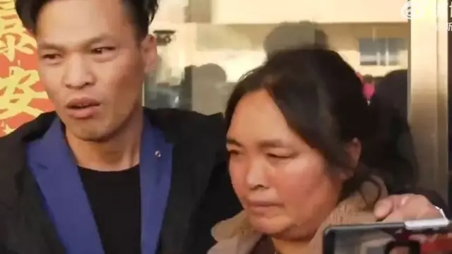 Li Jingwei fotografiado con su madre.