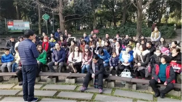 చర్చిని మూసివేయడంతో ఆరుబయటే ప్రార్థనలు