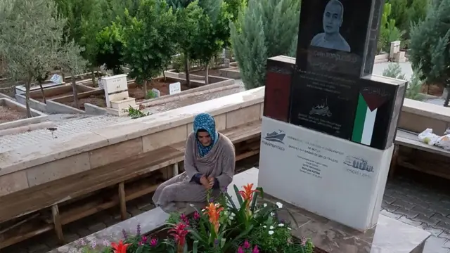 Çiğdem Topçuoğlu, eşi Çetin Topçuoğlu'nun mezarı başında