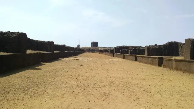 किल्ल्यावरी शिवकालीन बाजारपेठ आणि पाठीमागच्याबाजूला असलेला होळी माळ.