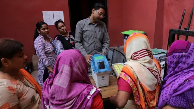 મતદાન કરતી મહિલાઓ