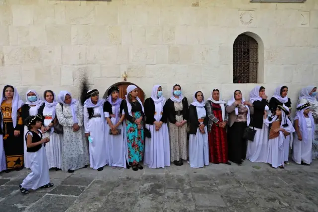 نساء يحضرن مراسم داء القسم في معبد لالش، في 18 نوفمبر/تشرين الثاني 2020.