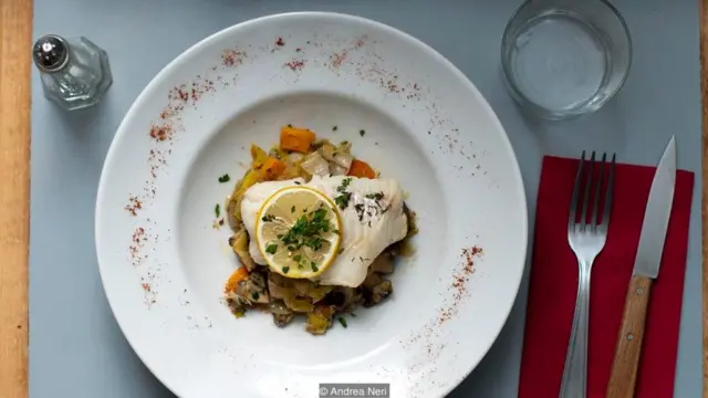 ناهار در رستوران - ماهی پولاک(ذغال ماهی) وسبزیجات در رستوران لوروبینه