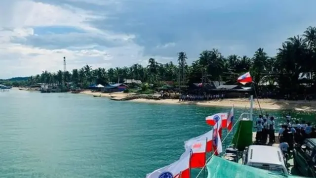 ရခိုင်အမျိုးသားပါတီ မဲဆွယ်ရေယာဥ်ဂွမြို့ကို ရောက်လာစဥ်