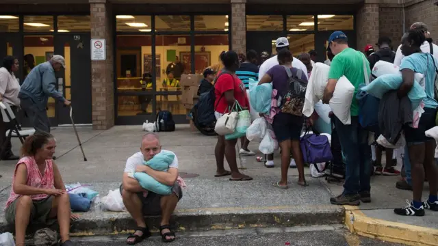 မုန်တိုင်းရှောင်တဲ့လူတွေ