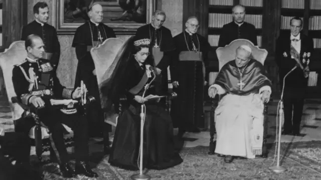 Королева Елизавета II также придерживалась протокола во время встречи с папой Иоанном Павлом II в октябре 1980 года