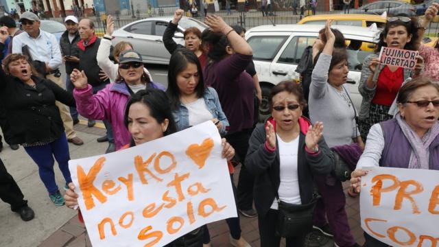Simpatizantes de Keiko Fujimori afuera de la dependencia policial donde estuvo detenida el miércoles.