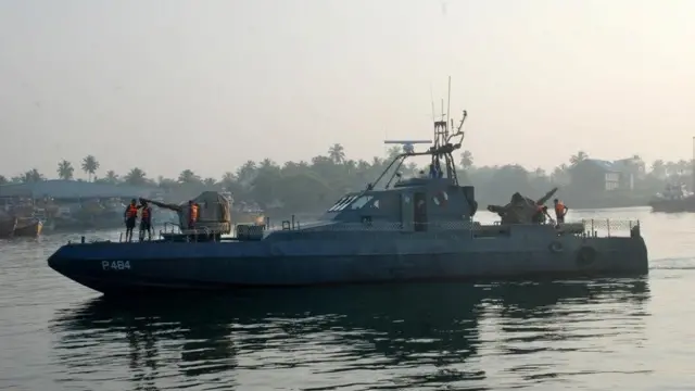 விபத்துக்குள்ளான படகில் பயணித்த 7 மீனவர்களையும் கடற்படையினர் காப்பாற்றியுள்ளனர்.