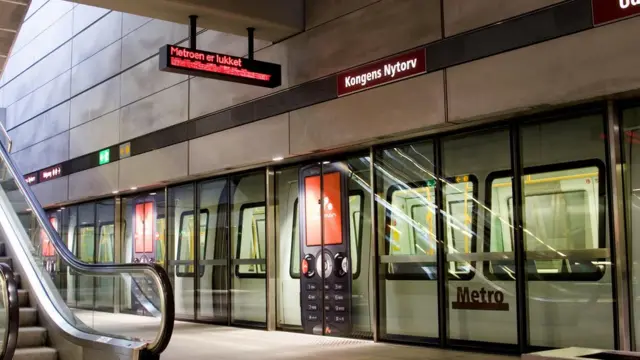 บริเวณชานชาลาภายในสถานีรถไฟฟ้าใต้ดินในเมืองโคเปนเฮเกน
