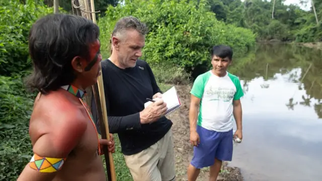 Dom Philips con las comunidades indígenas de Brasil