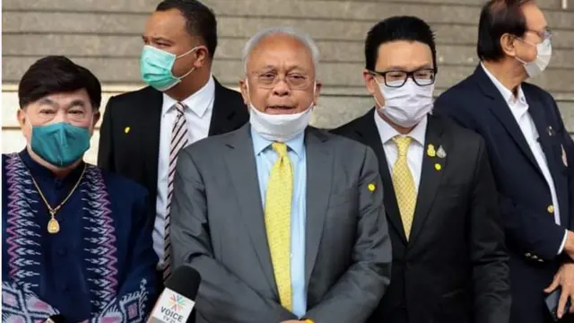 สุเทพ เทือกสุบรรณ เดินทางไปให้กำลังใจ 4 จำเลยในความผิดฐานร่วมกันเป็นกบฏฯ จากการร่วมชุมนุมกับ กปปส. โดยมีสกลธีรวมอยู่ด้วย ก่อนที่ศาลอุทธรณ์จะยกฟ้อง 3 จำเลย ยกเว้น สนธิญาณ ชื่นฤทัยในธรรม ที่ถูกแก้โทษจำคุก 8 เดือนไม่รอลงอาญา