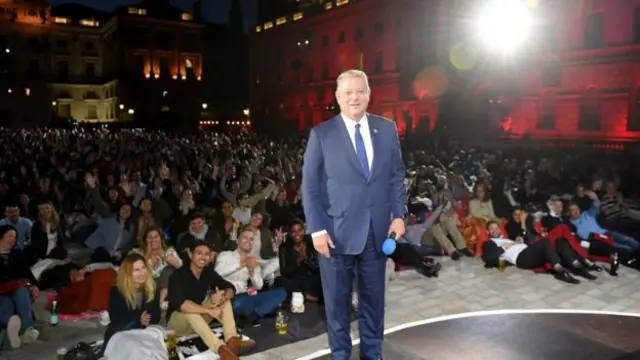 ၂၀ဝ၀ ပြည့်နှစ် အမေရိကန်ရွေးကောက်ပွဲမှာ ဒီမိုကရက်ဘက်က အယ်လ်ဂေါက ရှုံးနိမ့်ကြောင်း မိန့်ခွန်းပြောလိုက်ပြီးမှ နောက်ပိုင်းမှာ ပြန်လည် ရုတ်သိမ်းပြီး တရားရုံးတက် ကန့်ကွက်