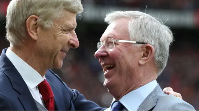 เซอร์ อเล็กซ์ เฟอร์กูสัน ถ่ายรูปร่วมกับอาร์เซน เวนเกอร์ ที่สนามโอลด์แทรฟฟอร์ดเมื่อวันอาทิตย์ที่แล้ว