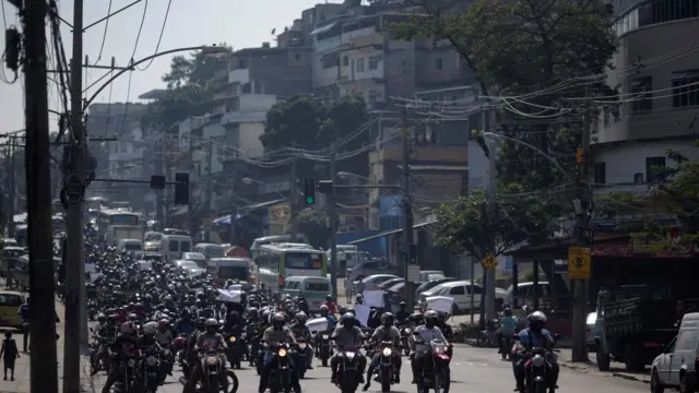 Motociclistas protestam no Complexo do Alemão