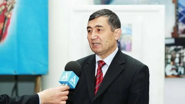 Xotin sevgilisi bilan jinsiy aloqada bolgan erining yonida uxlaydi. Jinsiy fotosuratlardagi mashhurlar