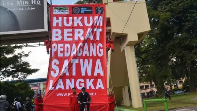protes menentang penjualan satwa langka