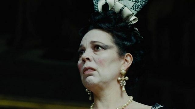 Olivia Colman como rainha Anne