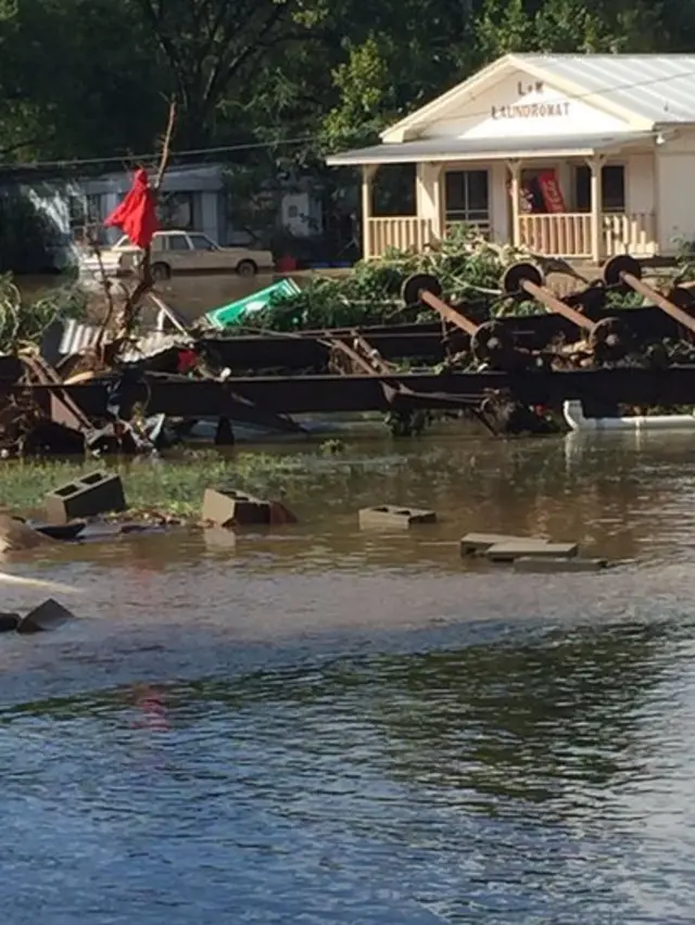 Decenas de miles de personas tuvieron que abandonar sus casas.