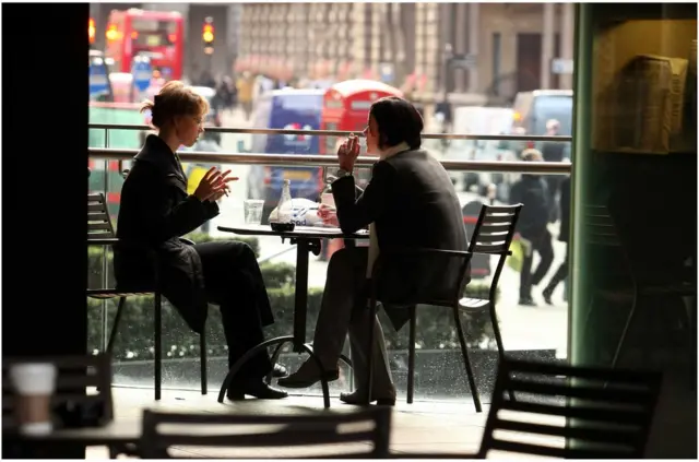 圣地亚哥大学的心理学教授Sgoutas-Emch建议,“一天中安排好出去散步的时间,把手机留在家里”。