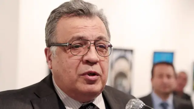 Men rus pornosini ogzimga solishni xohlamadim.