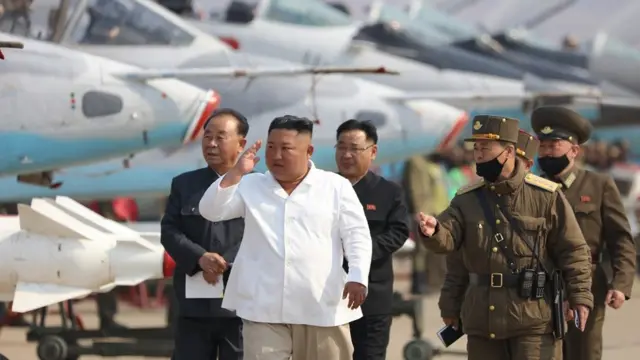 북한 김정은 국무위원장이 대남 군사행동계획을 보류했다