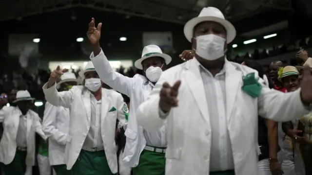 Homens com trajes típicosbaixar lampions betssambistas aparecem gesticulando enquanto cantam com máscara