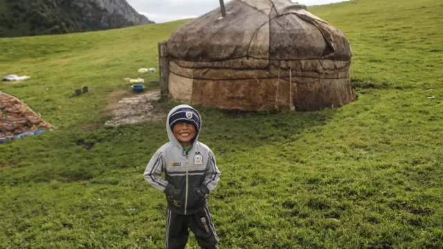 боз үйдүн жанында турган бала