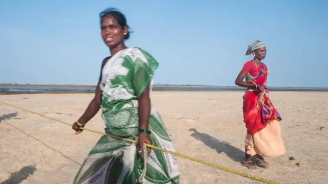 દોરડું ખેંચતી મહિલા