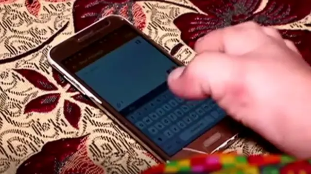 కాలుతో ఫోన్ వాడుతున్న బాలిక