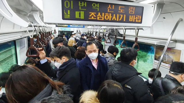 센터 감염자 대부분이 출ㆍ퇴근 시간 대 대중교통을 이용한 사실이 알려지면서 콜센터가 종교단체 신천지에 이어 '지역 감염'의 진앙이 되는 것 아니냐는 곱지 않은 시선을 받고 있다