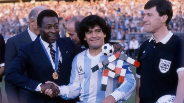 Na Zurich, Switzerland - Juun 10 Pelé nke Brazil na Diego Maradona na Stadio Hardturm