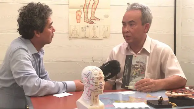 Bác sỹ Phan Minh Hiển (phải