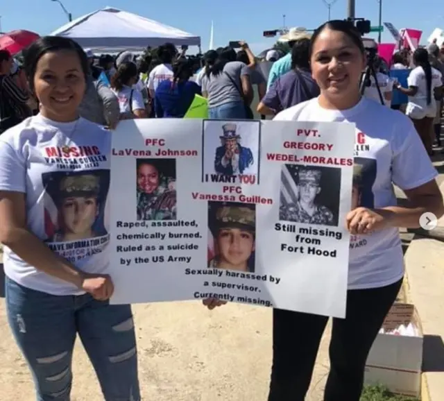 Dos mujeres con un cartel