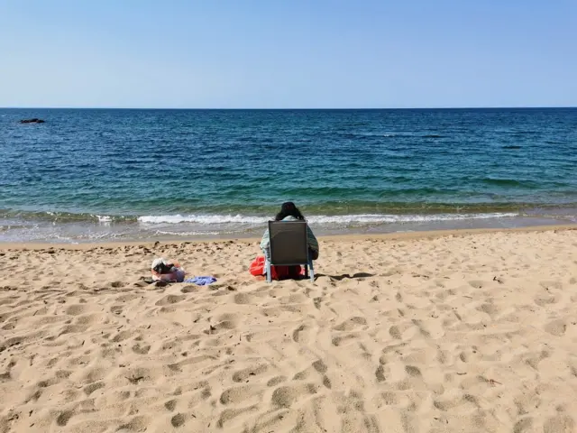 Ima i onih koji se striktno pridržavaju pravila o fizičkoj distanci - ili jednostavno vole sami da uživaju u šumu talasu i pogledu na pučinu