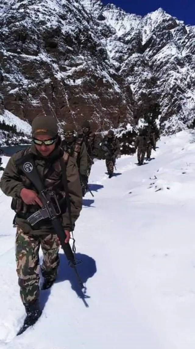 शे-फोक्सुन्डो राष्ट्रिय निकुञ्जमा गस्ती गर्दै नेपाली सेनाको एउटा टोली