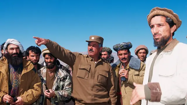 احمد شاه مسعود (الأول من اليمين) وعبد الرشيد دوستم (الثالث من اليسار)