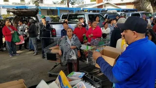 Manny Flores lors d'une des journées de distribution de nourriture.