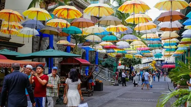 L'idée de l'introduction d'un métro léger à Maurice avait émergé en 1987.